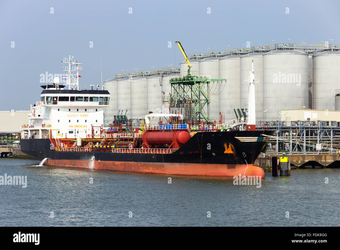Chemischer Tanker vor Anker im Hafen von Rotterdam. Stockfoto