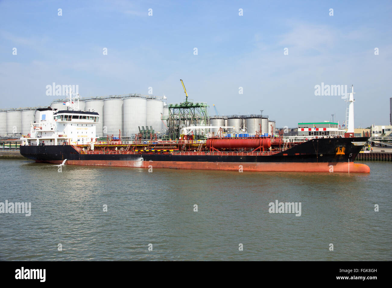 Chemischer Tanker vor Anker im Hafen von Rotterdam. Stockfoto