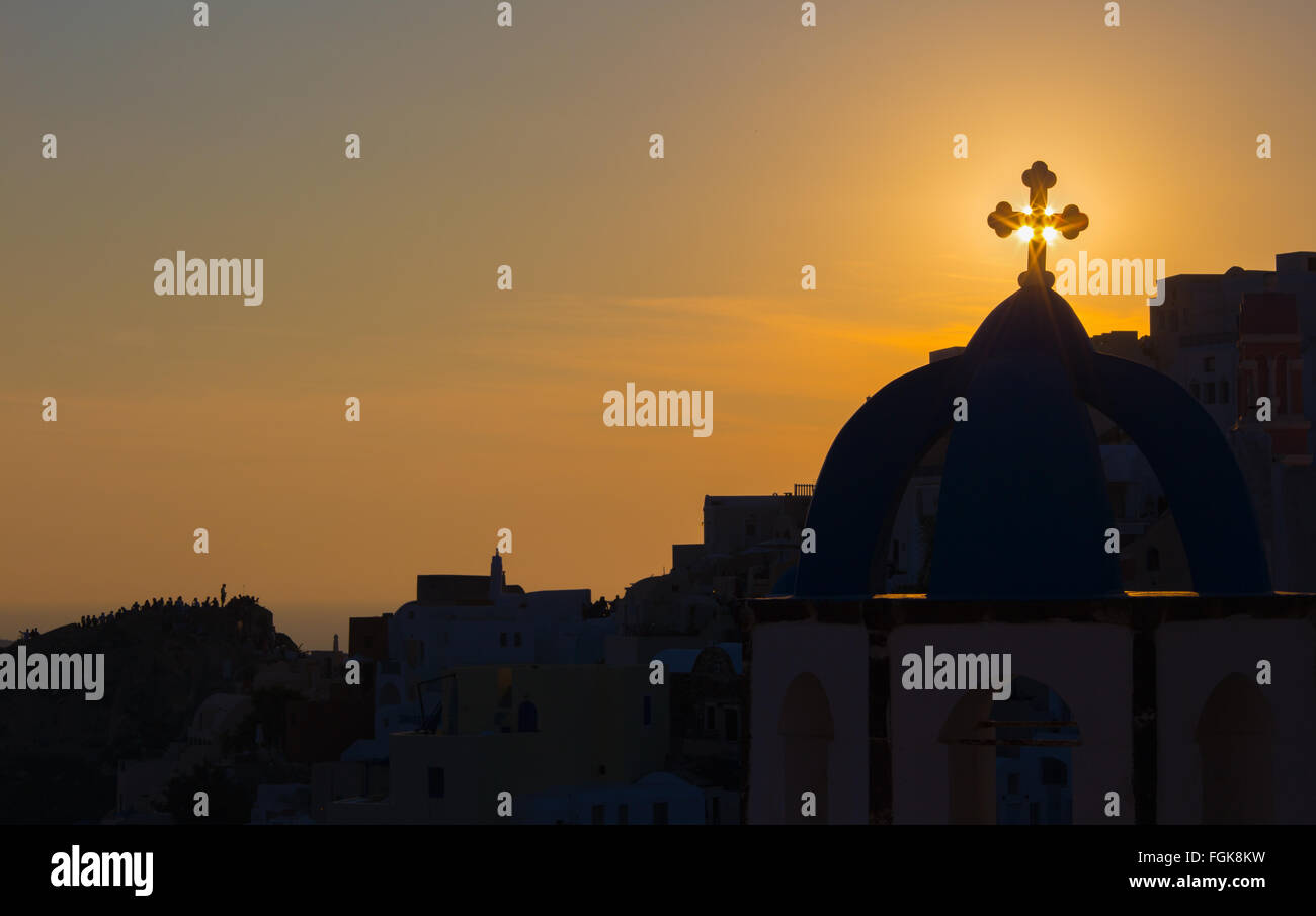 Santorini - die Silhouett von in der Regel Kirche Kuppeln in Oia in der Sonnenuntergang Sonne. Stockfoto