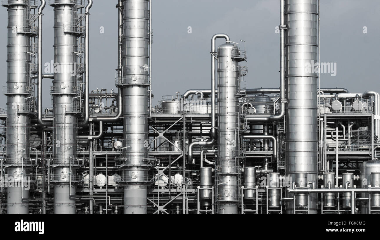 Rohrleitungen von einer Industrieanlage für Öl und Gas Raffinerie. Stockfoto