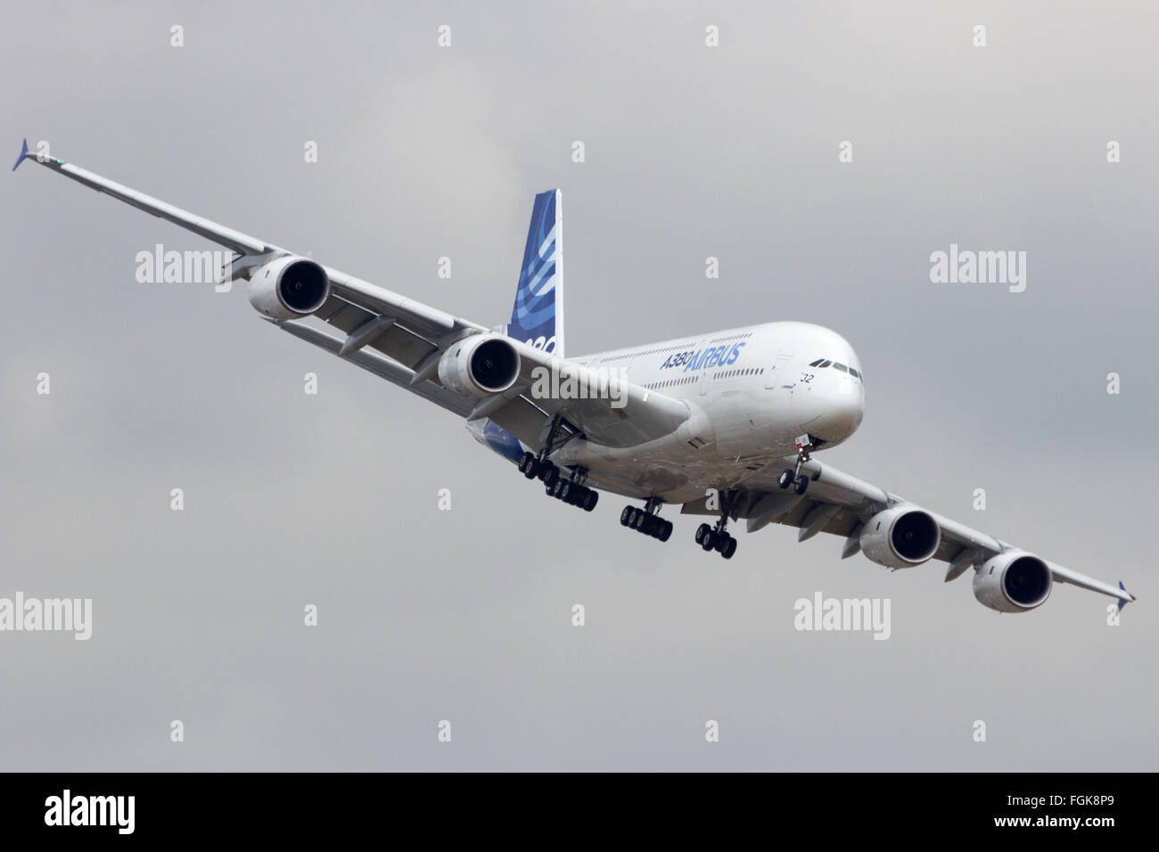 Airbus A380 drehen bei der 51st International Paris Air Show zu landen. Stockfoto