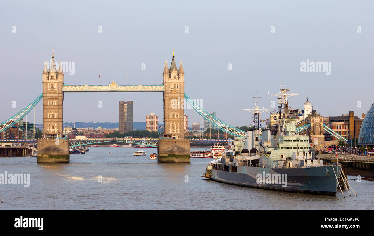 Blick auf die Tower Bridge und die HMS Belfast in London. Stockfoto