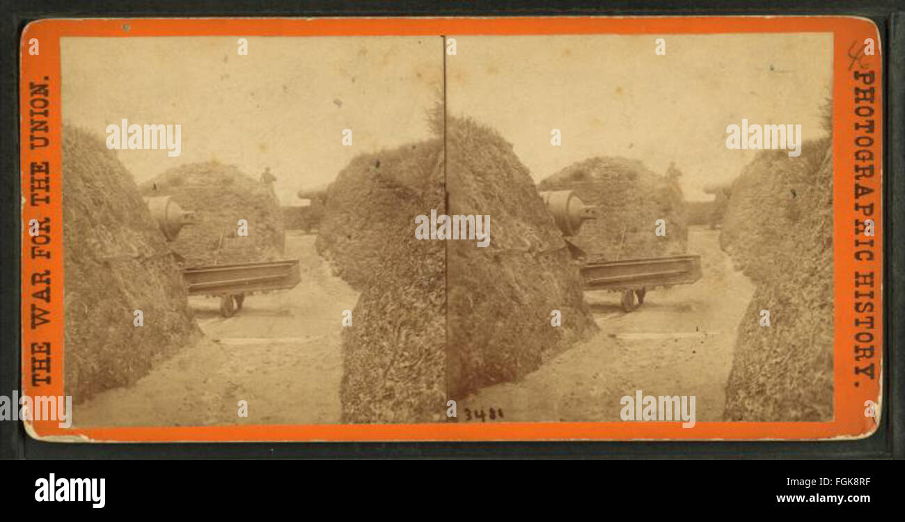 Dieses Vintage-Foto von Mathew B. Brady zeigt einen Innenblick von Fort Putnam in Charleston Harbor, South Carolina. Das Foto ist eine historische Darstellung der Militärarchitektur während der Zeit des Bürgerkriegs. Stockfoto
