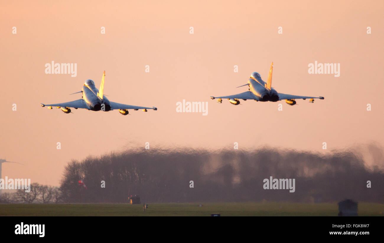 NORVENICH, Deutschland: 14. Dezember 2015: zwei deutsche Luftwaffe Eurofighter Typhoon Kämpfer aus taktischen Flügel 31 Vorbeiflug über die Landebahn Stockfoto