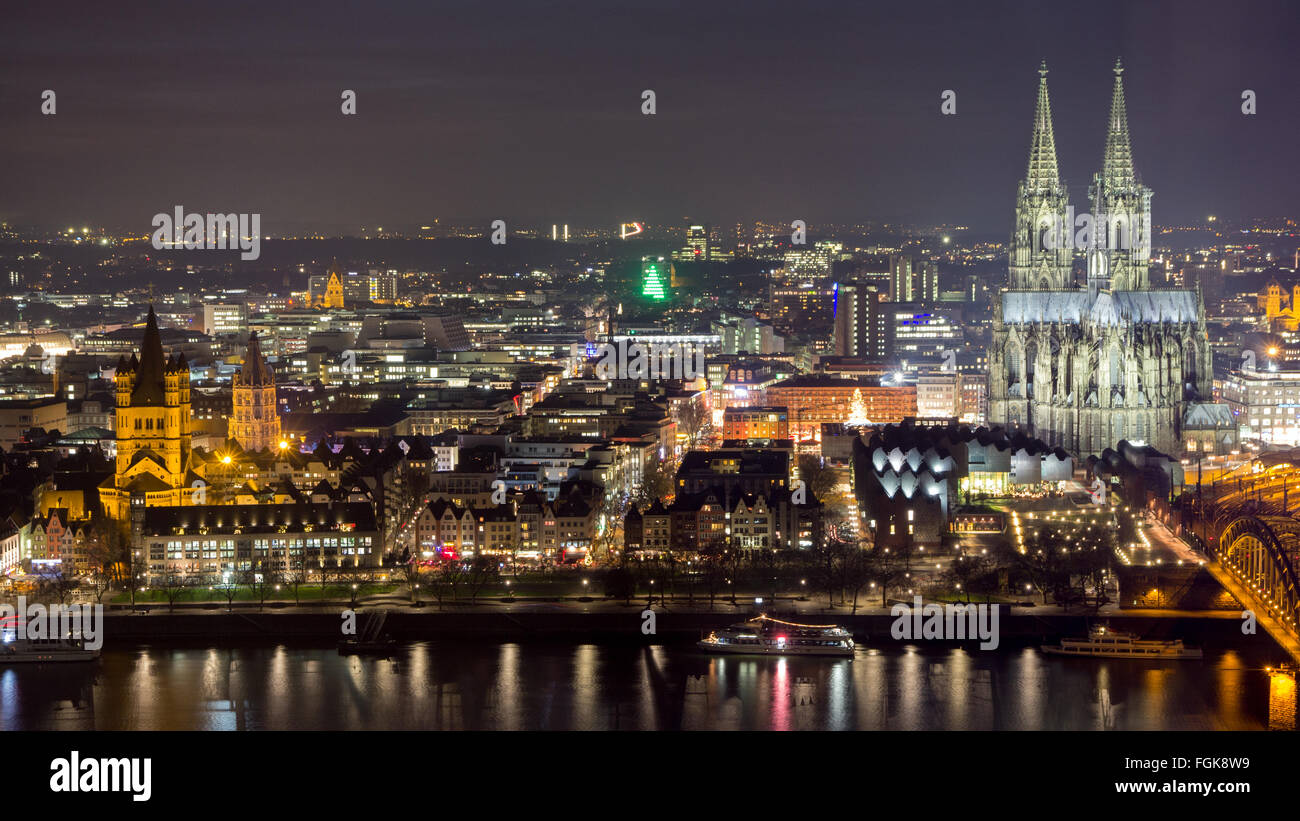 Nacht-Blick auf den Kölner Dom und Eisenbahn Brücke über den Rhein, Deutschland Stockfoto