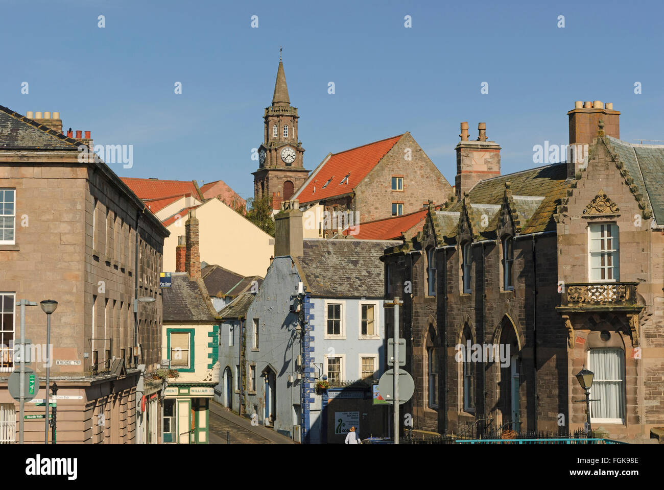 Dächer und Häuser in Berwick-upon-Tweed mit Guildhall Turm im Hintergrund Stockfoto