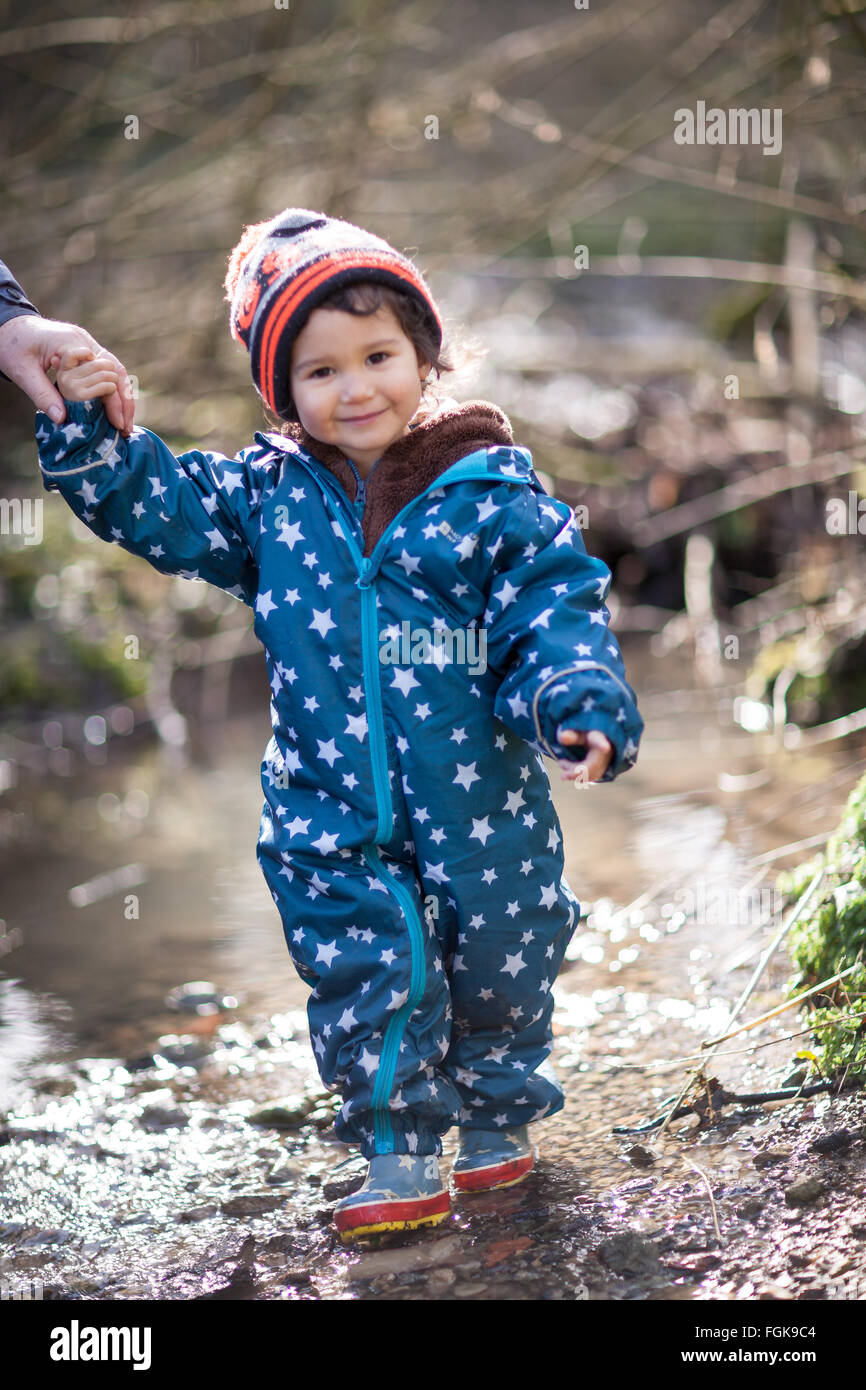Gemischte Rassen drei Jahre alten Jungen genießen, spielen im Winter Wald, Stockfoto