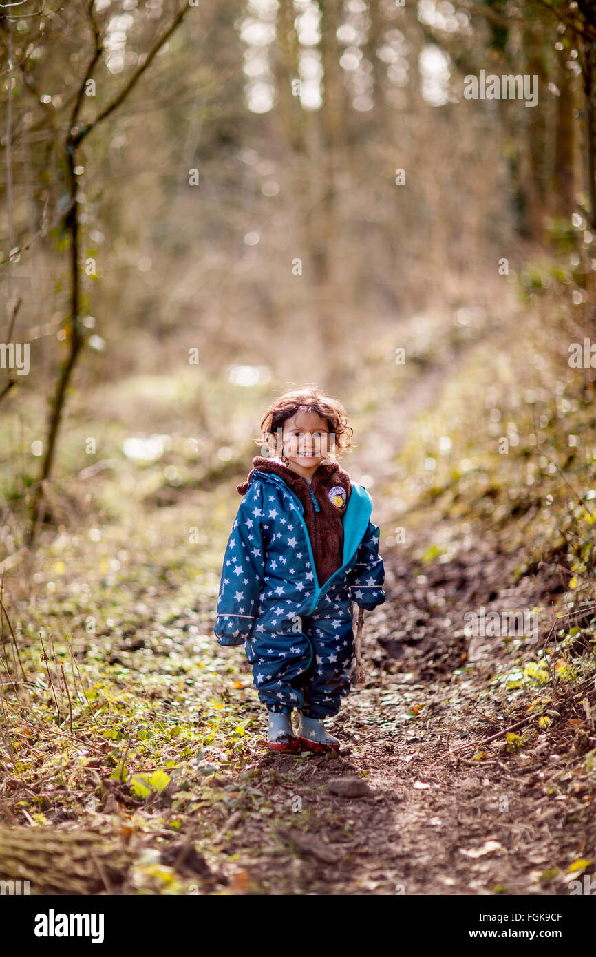 Gemischte Rassen drei Jahre alten Jungen genießen, spielen im Wald. Stockfoto