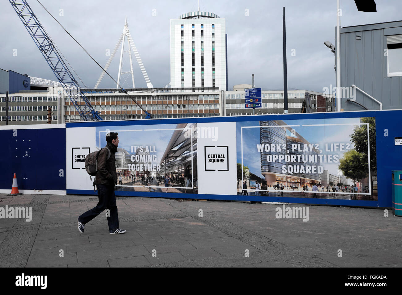 Man Walking Vergangenheit Plakate auf Sanierung Bau Werbetafeln am zentralen Platz im Stadtzentrum von Cardiff Wales UK KATHY DEWITT Stockfoto