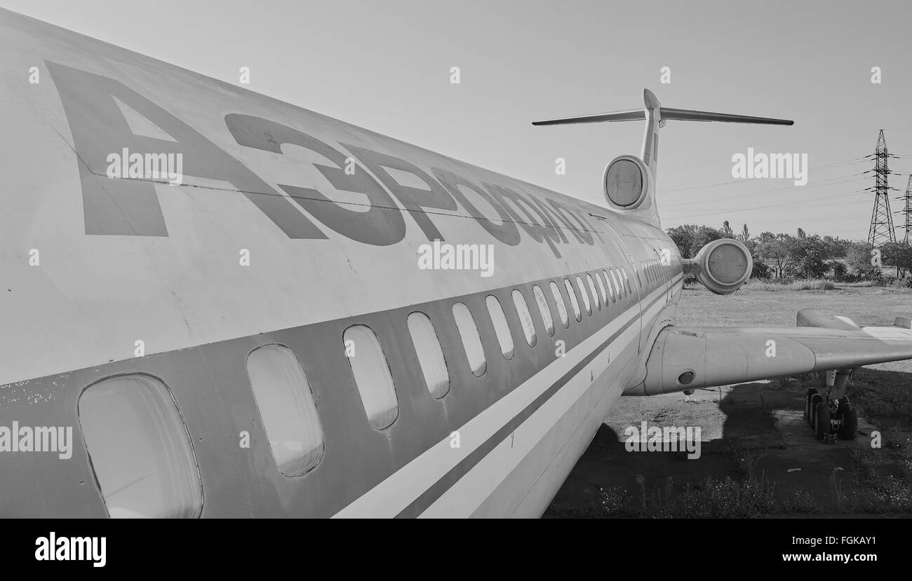 KRIWOJ ROG, UKRAINE - 5. Februar 2016: Panoramablick auf alten sowjetischen Flugzeug Tupolev TU-154 auf einem verlassenen Flugplatz. Schwarz ein Stockfoto