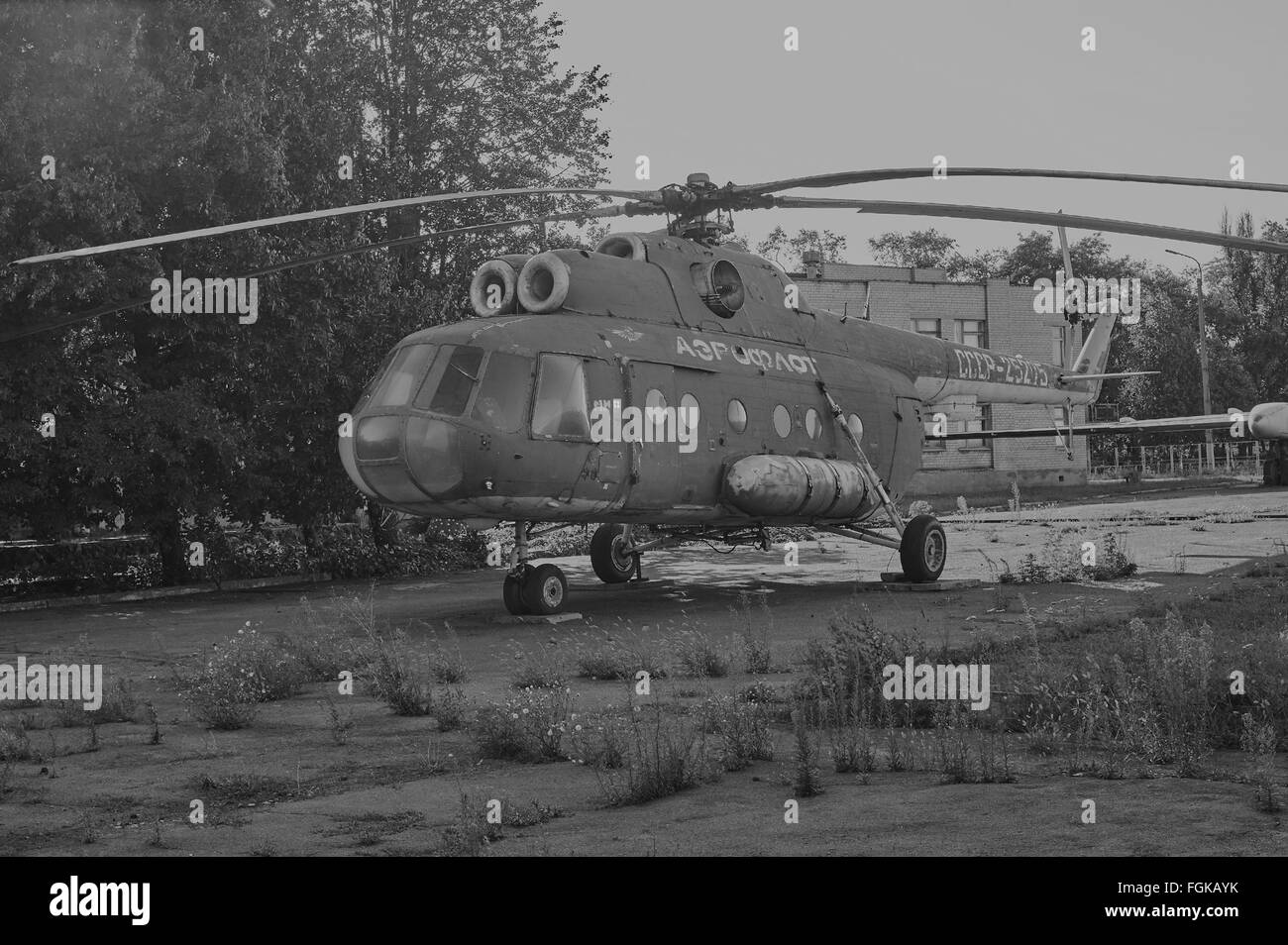 KRIWOJ ROG, UKRAINE - 6. Februar 2016: Alte sowjetische Hubschrauber MI-8 in einem verlassenen Flugplatz. Schwarz / weiß Bild Stockfoto