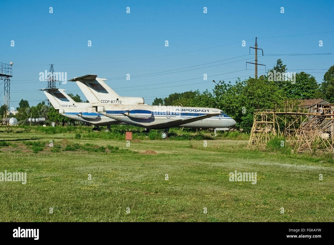 KRIWOJ ROG, UKRAINE - 6. Februar 2016: Zwei alte sowjetische Flugzeuge Jak-40 in einem verlassenen Flugplatz. Panoramablick auf Weitwinkel Stockfoto