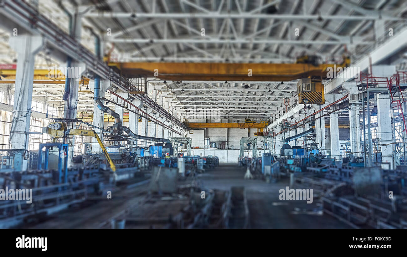 Pavlograd, Ukraine - 2. November 2015: Langes Rohr Anlage Industriehalle. Bild mit Tilt-Shift-Effekt Stockfoto