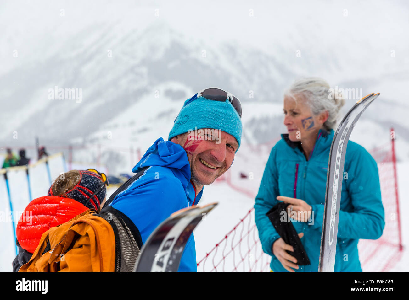 Chamonix, Frankreich. 20. Februar 2016. Fans mit der Kandahar-Symbol auf ihren Gesichtern warten auf den Start des Rennens an der Spitze des Kurses in Les Houches. Der Audi FIS World Cup 9. Herrenabfahrt fand in Chamonix Frankreich mit einer "Jour Blanc" (grauer Himmel und diffusem Licht) und einige leichte Schnee. Das Podium war - 1-PARIS Dominik (ITA) 1:58.38 2 - Steven NYMAN (USA) 1:58.73 3 - Beat FEUZ (SUI) 1:58.77 AUDI FIS SKI WORLD CUP 2015/16 Credit: Genyphyr Novak/Alamy Live News Stockfoto