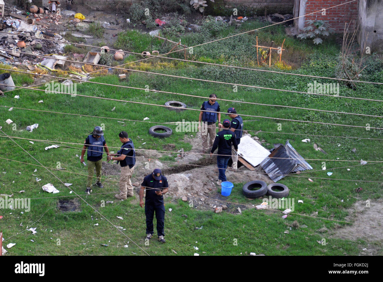 Dhaka, Bangladesch. 20. Februar 2016. Rauch kommt heraus, wenn Mitglieder der Bangladeshi Polizei Bomb Squad die Bombe mit einer kontrollierten Explosion an einem sicheren Ort in Dhaka, Bangladesh entsorgen. Polizei haben Sprengstoff aus einem Haus in Dhaka, Bangladesh, basierend auf Angaben von zwei mutmaßliche Mitglieder der verbotenen militanten Outfit Ansarullah Bangla Team erholt. Detektive erholt mehrere Bomben aus einem Haus in Dhaka Mohammadpur Bereich letzte Nacht. Bildnachweis: Mamunur Rashid/Alamy Live-Nachrichten Stockfoto