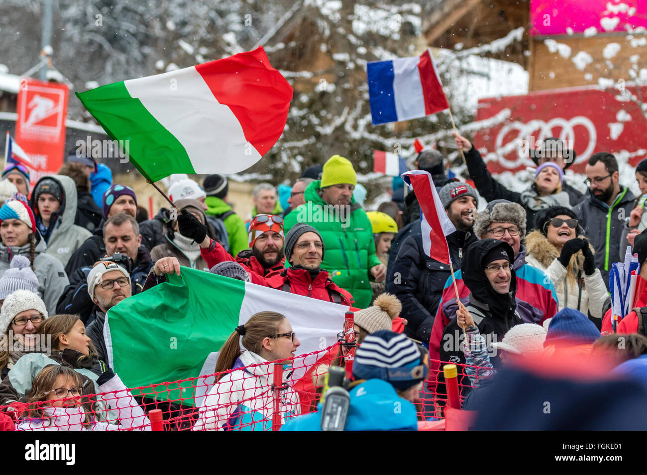 Chamonix, Frankreich. 20. Februar 2016. Italienische Fans feiern den Sieg von Dominik PARIS. Der Audi FIS World Cup 9. Herrenabfahrt fand in Chamonix Frankreich mit einer "Jour Blanc" (grauer Himmel und diffusem Licht) und einige leichte Schnee. Das Podium war - 1-PARIS Dominik (ITA) 1:58.38 2 - Steven NYMAN (USA) 1:58.73 3 - Beat FEUZ (SUI) 1:58.77 AUDI FIS SKI WORLD CUP 2015/16 Credit: Genyphyr Novak/Alamy Live News Stockfoto