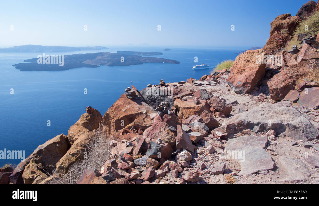 Santorini - der Look von Skaros Burg auf Nea Kameni Insel. Stockfoto