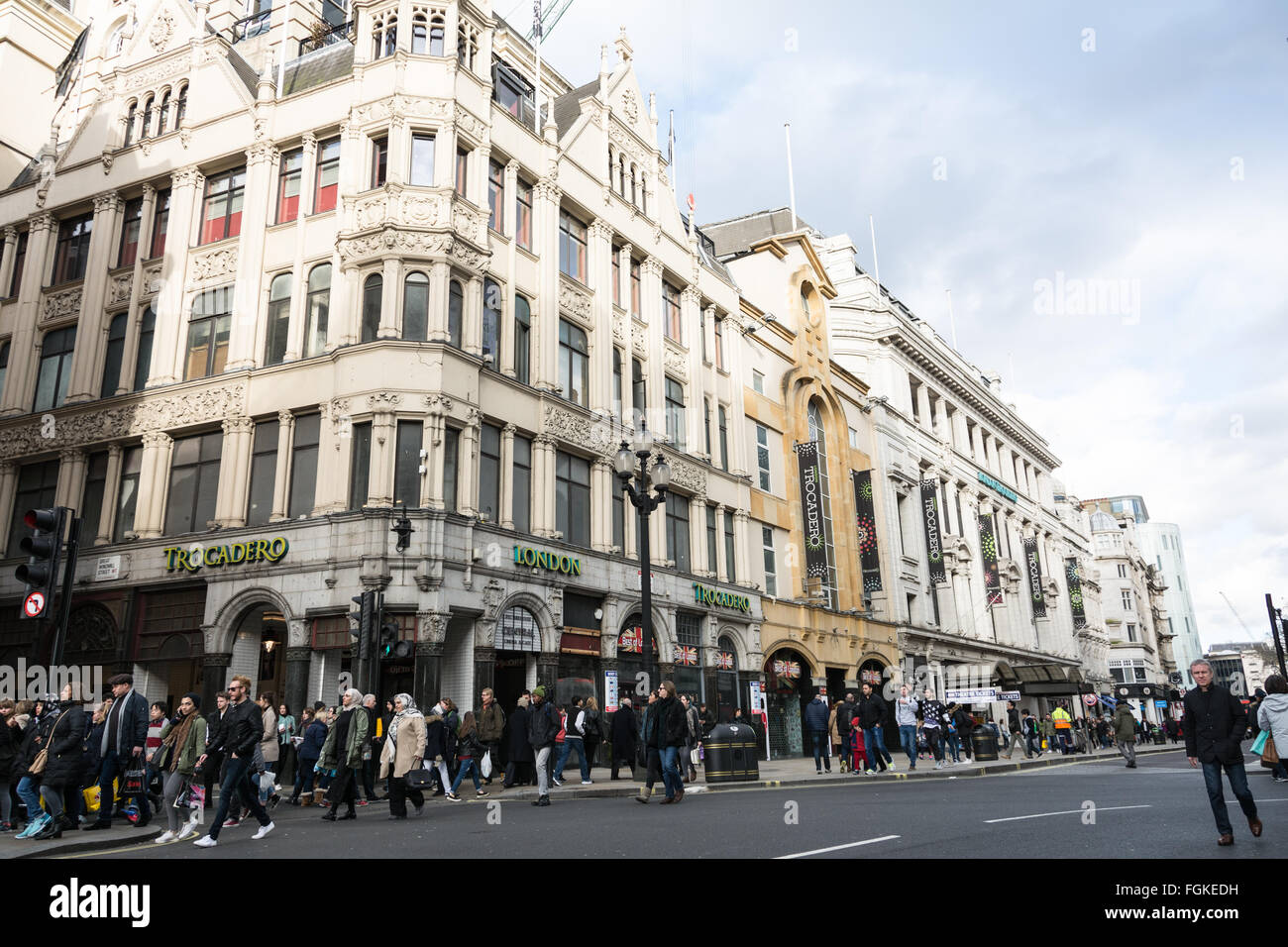 Äußere eines verfallenen London Trocadero an der Coventry Street, Soho, London, England, Großbritannien Stockfoto