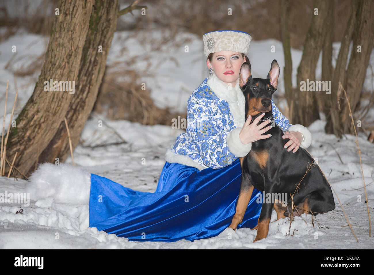 Schönes Mädchen mit einem Hund in Winterkleidung Stockfoto