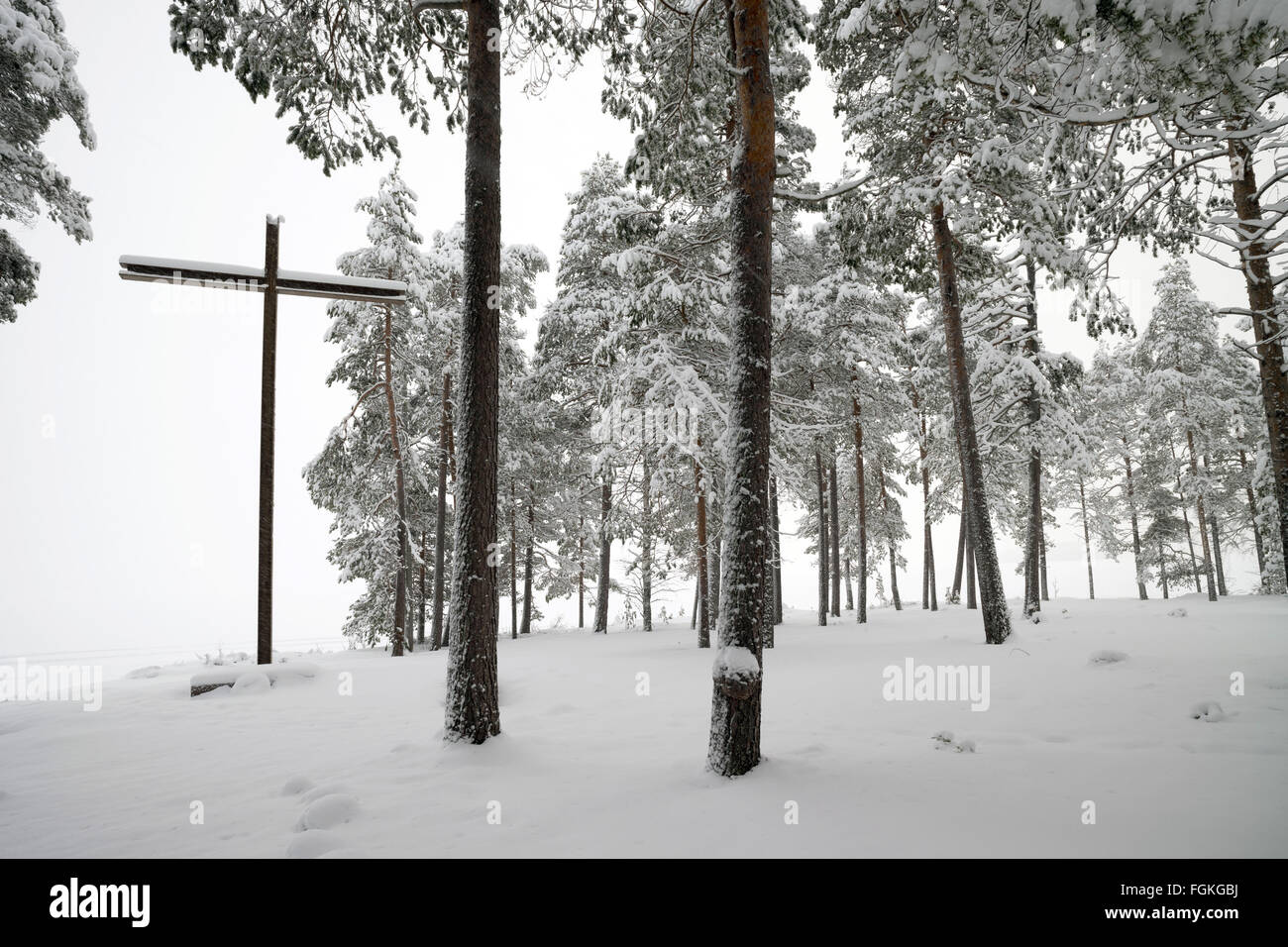 Rovaniemi, Lappland, Finnland. 13. Februar 2016. Eine Eiserne Kreuz abgebildet auf dem deutschen Soldatenfriedhof am See Norva in der Nähe von Rovaniemi, Lappland, Finnland, 13. Februar 2016. Der deutsche Soldatenfriedhof ist liegt etwa 18 km nördlich von Rovaniemi, der Hauptstadt von Finnisch-Lappland, in ein Stück Wald neben See Norva. Am 31. August 1963 wurde der Friedhof eingeweiht. 2530 deutsche Staatsangehörige, die während des zweiten Weltkrieges starb wurden verlegt, um an dieser Stelle ruhen. Foto: PETER ENDIG/Dpa - NO-Draht-SERVICE-/ Dpa/Alamy Live News Stockfoto