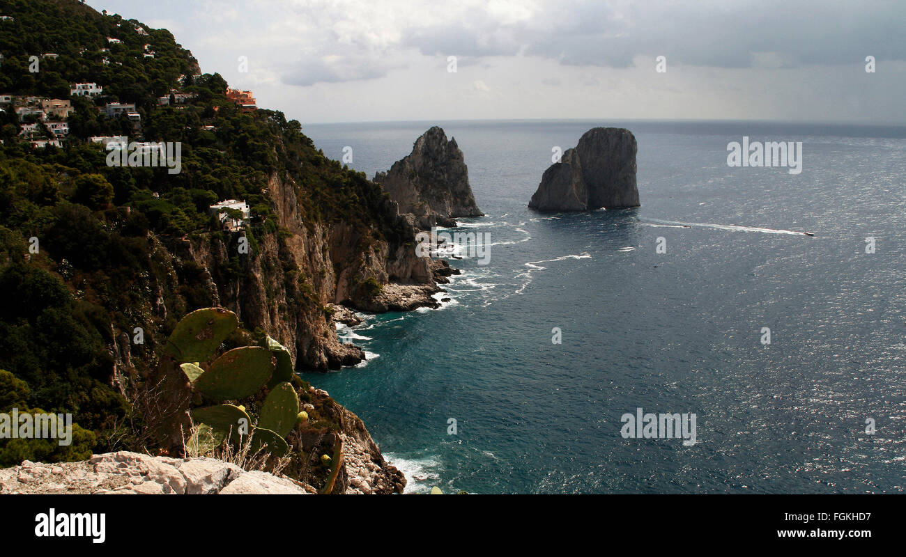 Faraglioni di Mezzo, Insel Capri - Italien Stockfoto