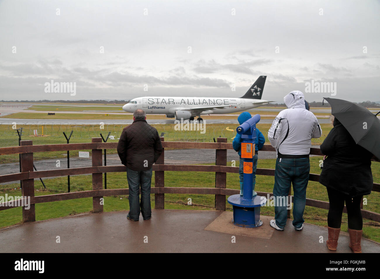 Start-und Landebahn Besucher Park Uhr ein Lufthansa Airbus A320-211 (D-AIPC) Besucher kommen am Flughafen Manchester, UK. Stockfoto