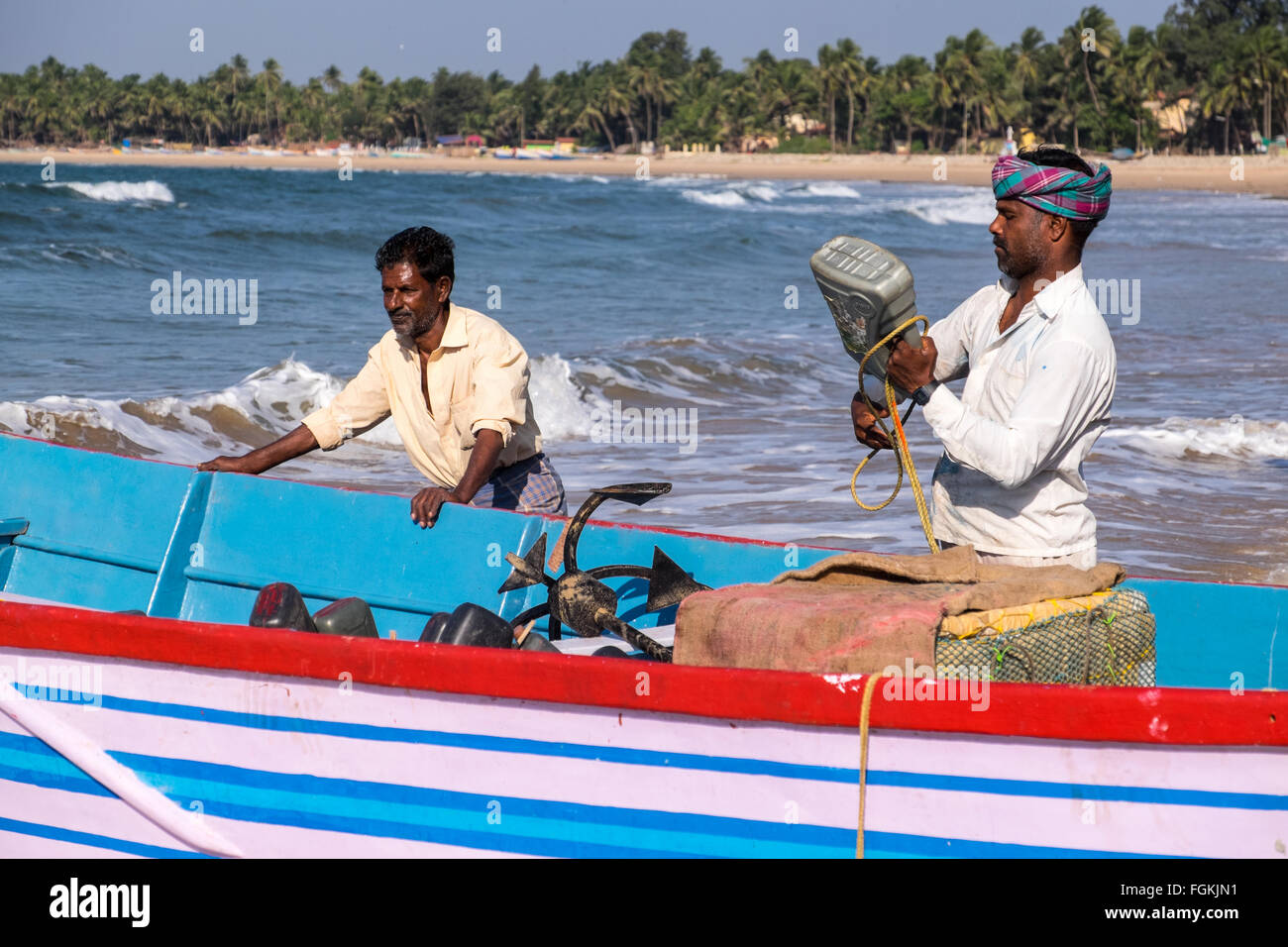 Fischer, die Vorbereitung zu gehen in ihre Boote an einem Strand in der Nähe von Malvan in Maharashtra, Südindien Stockfoto