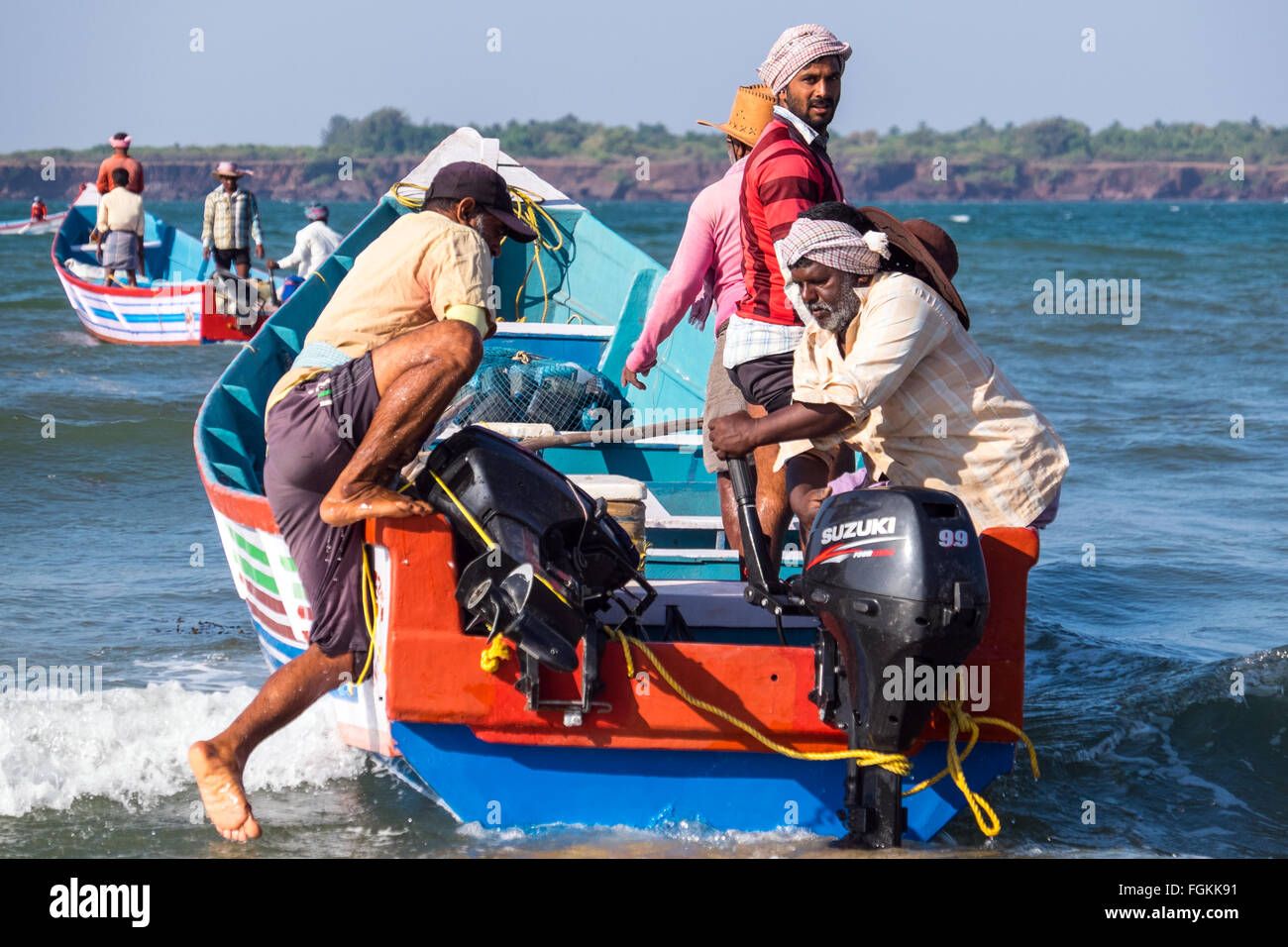 Fischer, die Vorbereitung zu gehen in ihre Boote an einem Strand in der Nähe von Malvan in Maharashtra, Südindien Stockfoto