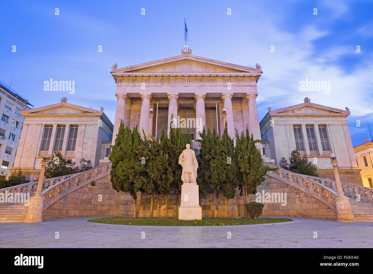 Athen - das Gebäude der Nationalbibliothek in der Abenddämmerung entworfen vom dänischen Architekten Theophil Freiherr von Hansen (19. Cent.) Stockfoto