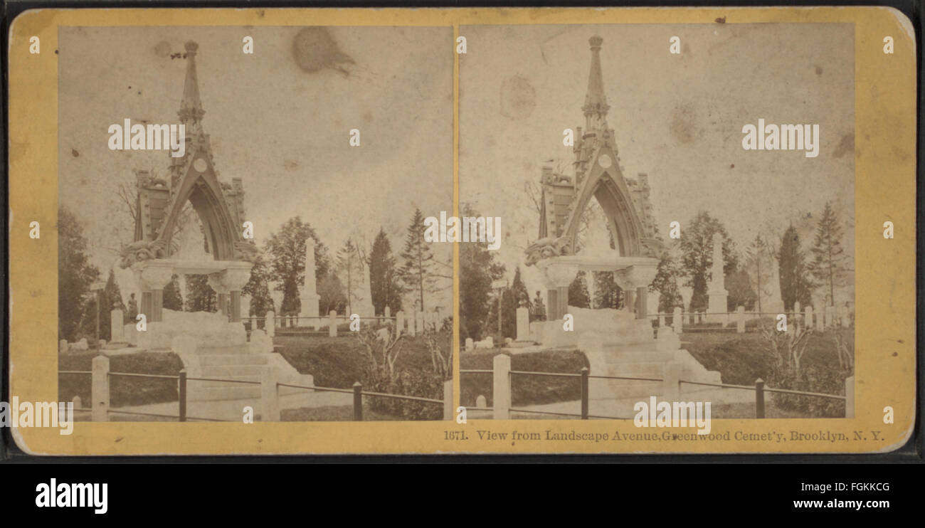 Der *Blick von der Landscape Avenue* auf dem Greenwood Cemetery, Brooklyn, der von Kilburn Brothers erfasst wurde, bietet einen historischen Blick auf einen der berühmtesten Friedhöfe New Yorks. Das Foto zeigt die ruhige Schönheit des Friedhofs und die Landschaft aus dem 19. Jahrhundert. Stockfoto