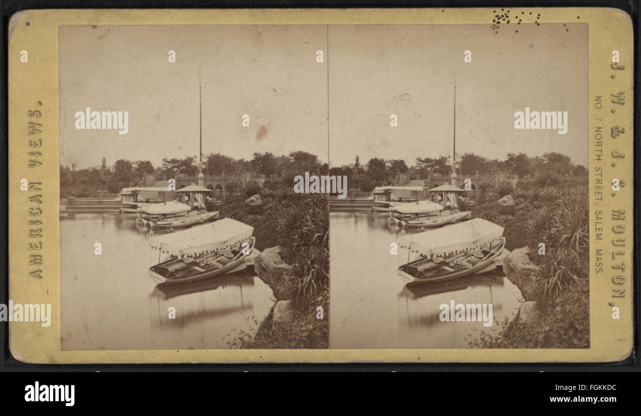 Dieser historische stereoskopische Blick von der Locust Bridge im Central Park bietet eine malerische Momentaufnahme der natürlichen Schönheit des Parks, die in Vintage-Fotografie aufgenommen wurde. Stockfoto