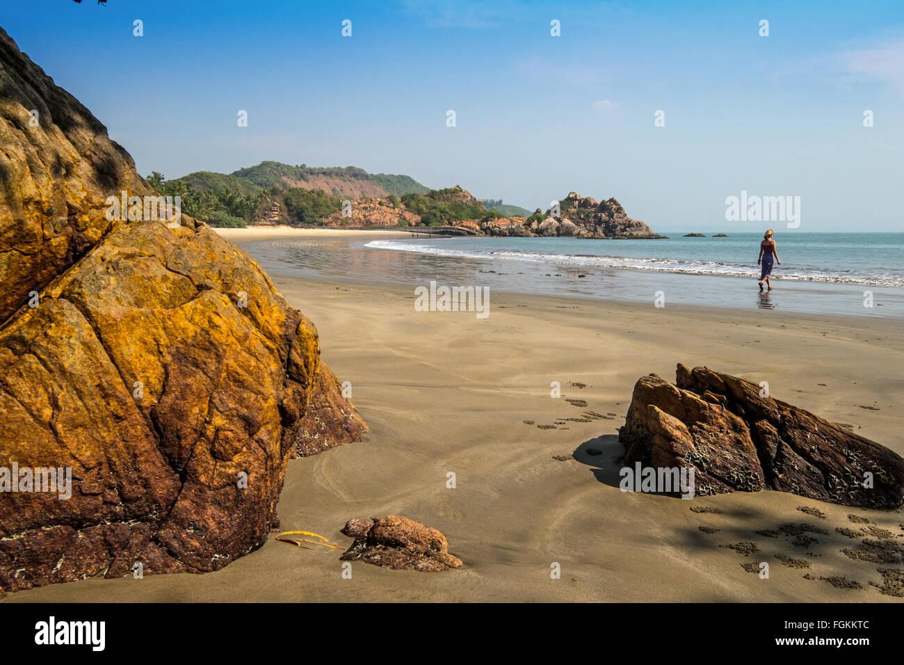Frau touristische Wanderungen am Strand auf dem Konkan coast in Maharashtra, die im südlichen Indien Stockfoto