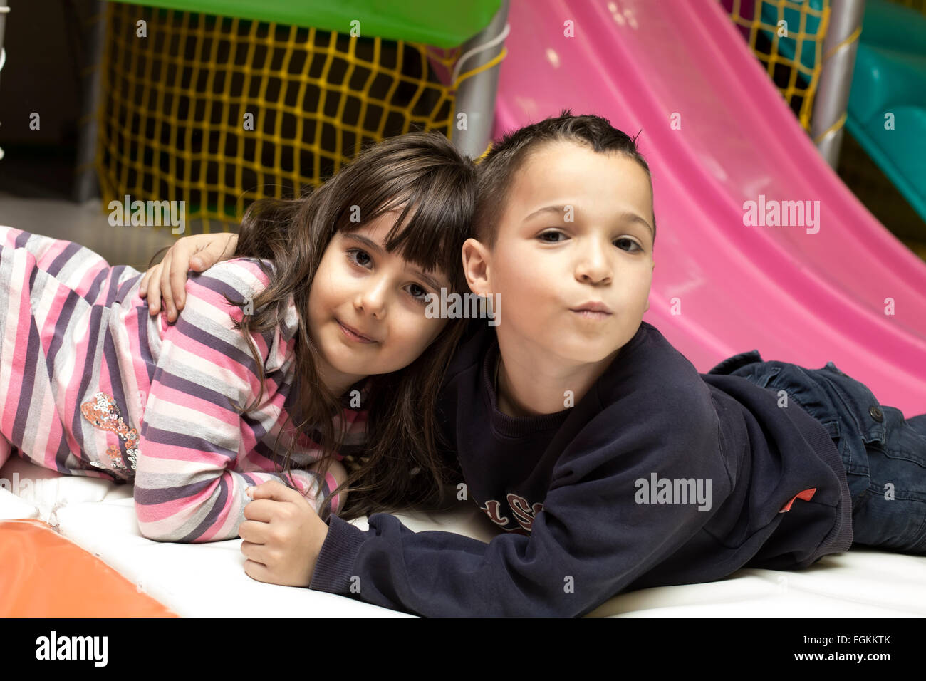 Kinder am Spielplatz Stockfoto
