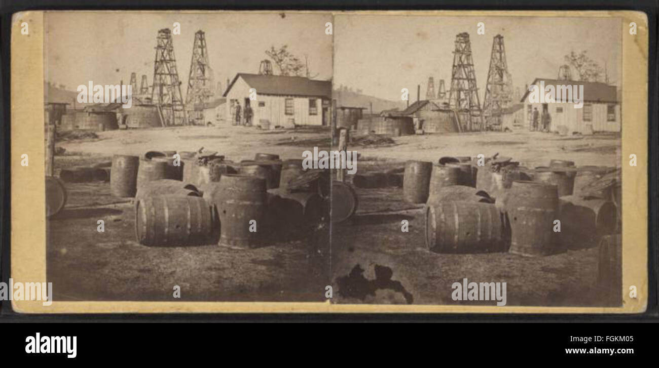Blick auf ein Gebäude umgeben von Öl Bohrtürme und Fässer aus Robert N. Dennis Sammlung von stereoskopischen Ansichten Stockfoto