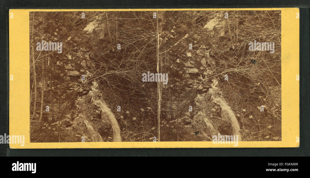 Eine historische Fotografie der Flume, aufgenommen von H. S. Fifield, die eine Vintage-Ansicht des Gebäudes zeigt. Das Bild ist Teil eines Archivs, das frühe historische Stätten und Landschaften dokumentiert und den Stil und die Bedingungen der Zeit widerspiegelt. Stockfoto