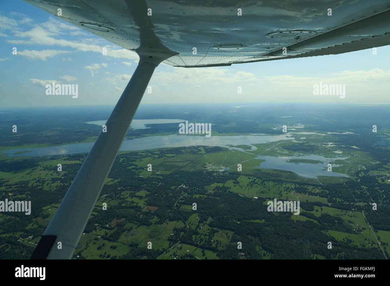 Eine Luftaufnahme von einigen Feuchtgebieten in der Nähe von Gainesville in Florida, USA. Die Tragfläche ist aus einem 70er Jahre Cessna Flugzeug. Stockfoto