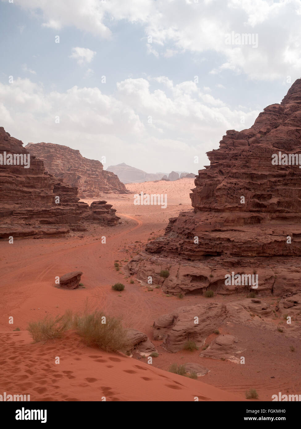 Wadi Rum Landschaft von oben von einer roten Sanddüne gesehen Stockfoto