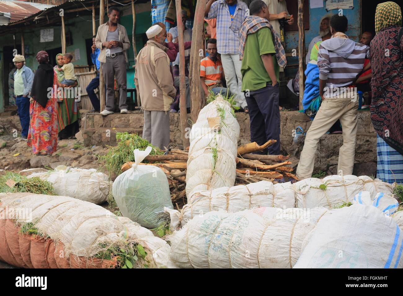 DEGAN, Äthiopien-März 25, 2013: Einheimischen Handel mehrere Packungen von Khat-Blätter zusammen mit etwas Feuerholz für den lokalen Markt. Stockfoto