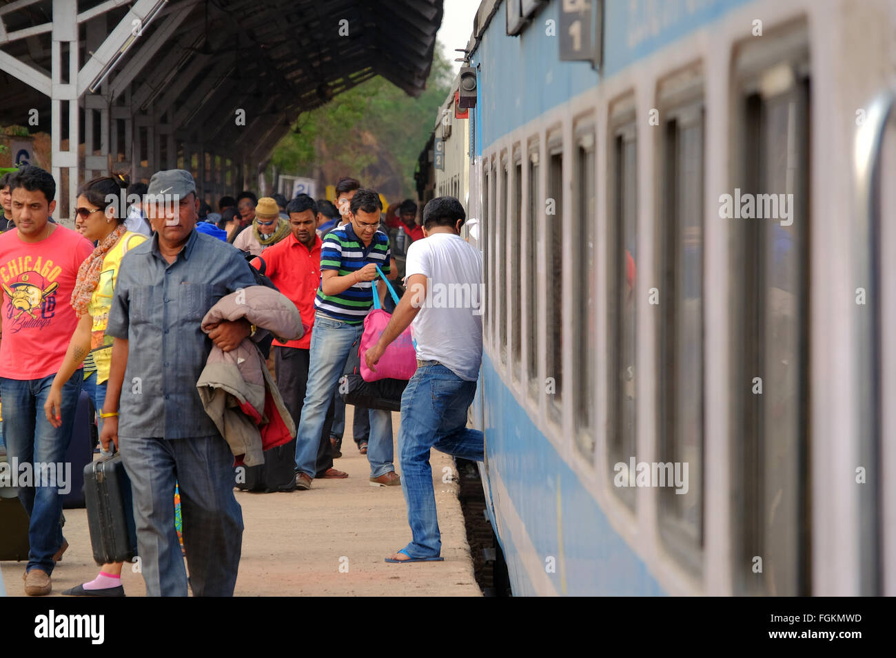 Passagiere, die einen Zug auf einer indischen Südbahnhof verlassen Stockfoto