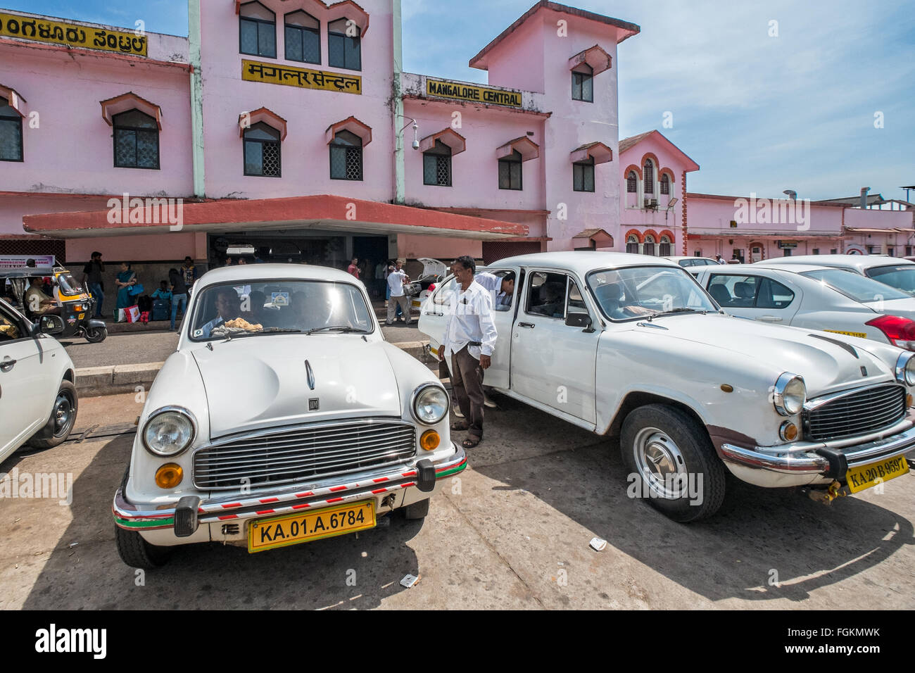 Botschafter Oldtimer parkten außerhalb einer Süd-indischen Bahnhof Stockfoto