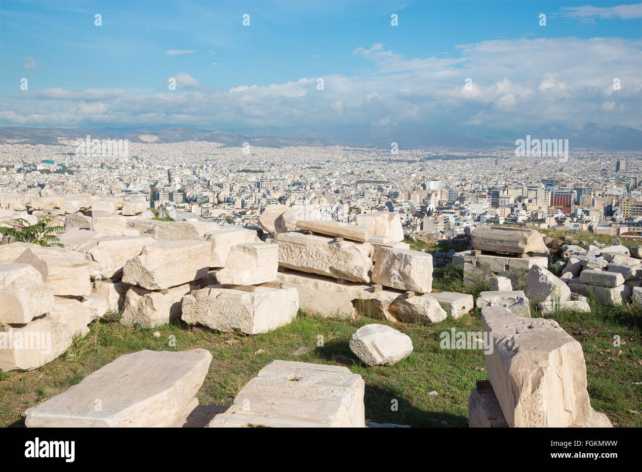 Athen - der Ausblick von der Akropolis zum nördlichen Teil der Stadt und die Ruinen. Stockfoto