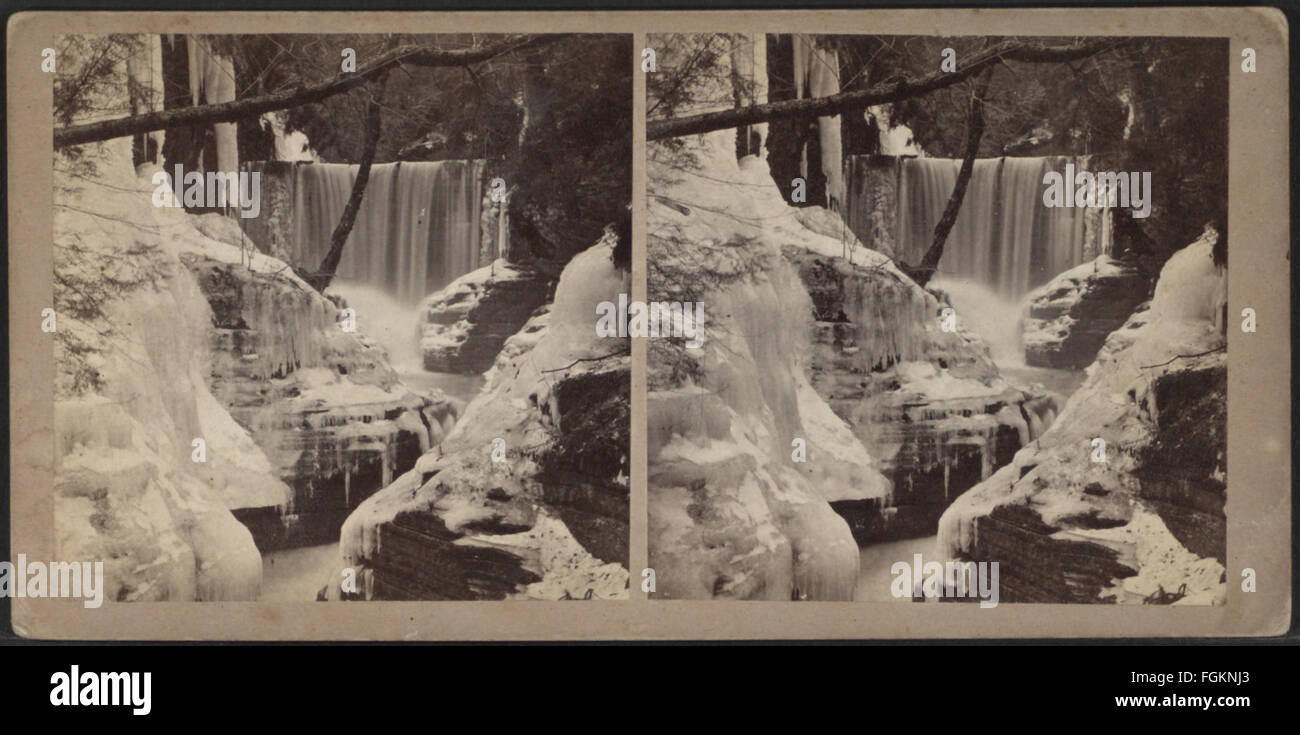 Ein Foto mit dem Titel „Winter in Watkins Glen“, aufgenommen von R. D. Crum zwischen 1870 und 1879. Dieses historische Bild fängt die krasse Schönheit von Watkins Glen während der Wintermonate ein und zeigt die natürliche Landschaft, die von Schnee und Eis bedeckt ist. Stockfoto