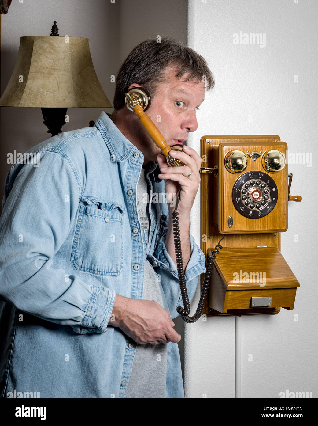 Überrascht Ausdruck von Mann auf altes Telefon Stockfoto