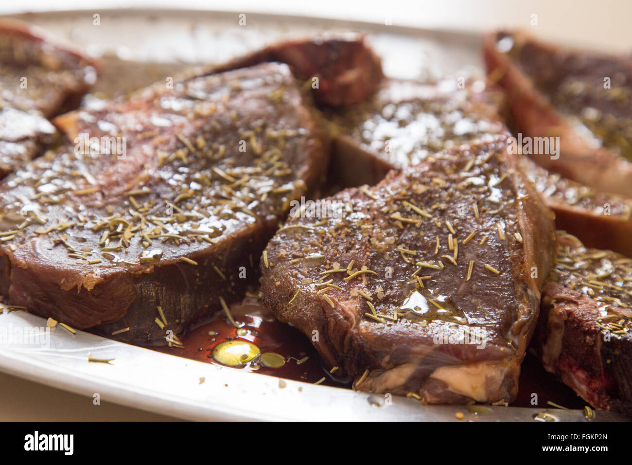 Wildbret-Steaks marinieren Stockfoto