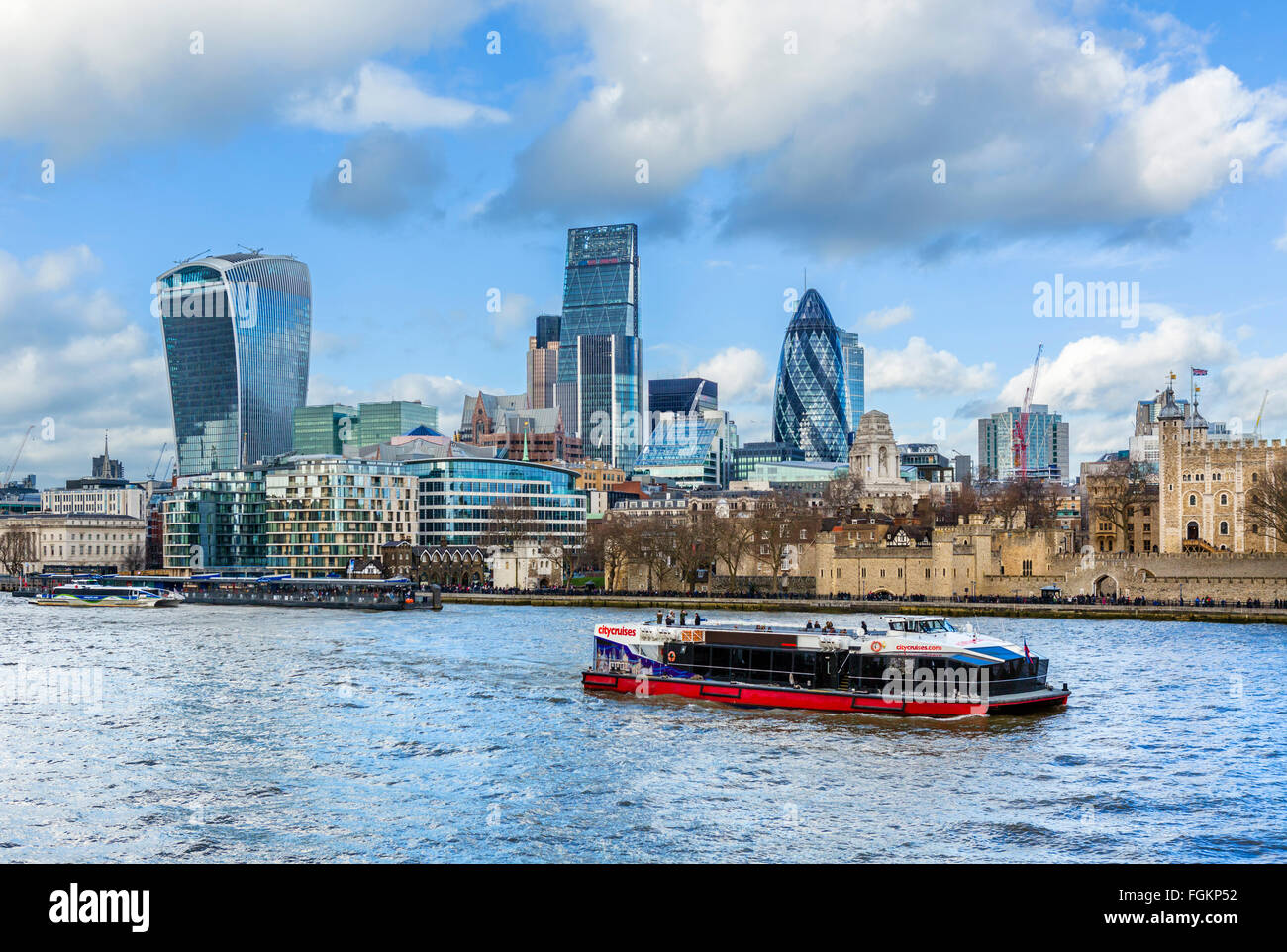 Fluss Themse & City of London mit Tower of London rechts, Gurke im Zentrum und "Walkie Talkie" auf Links, London, England, UK Stockfoto