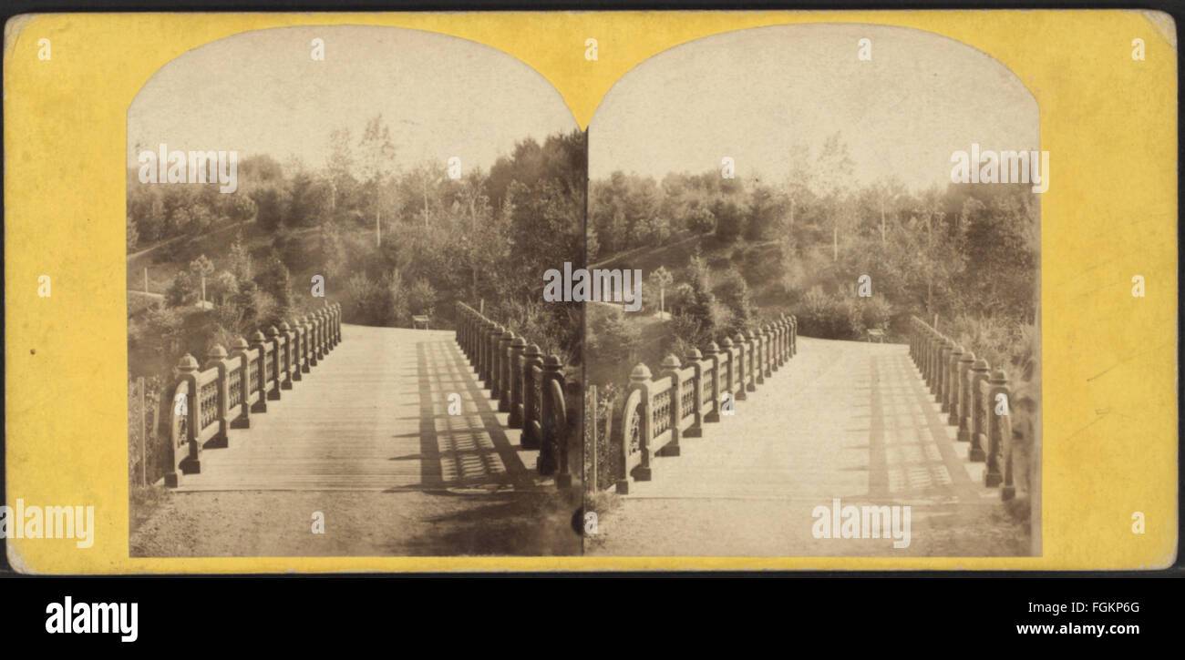 William M. Chases Foto „Central Park, Oak Bridge“ bietet einen historischen Schnappschuss von einem der berühmtesten Parks von New York City. Er wurde Ende des 19. Jahrhunderts aufgenommen und zeigt die Schönheit und Ruhe der natürlichen Landschaft des Parks und bietet einen Einblick in die frühen Tage des Central Parks als urbane Oase. Stockfoto