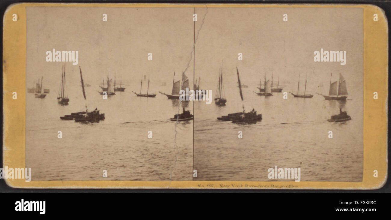 Dieses Foto von John P. Soule fängt New York Bay vom Barge Office ein. Das Hotel wurde im 19. Jahrhundert aufgenommen und bietet einen historischen Blick auf den belebten Hafen und die Uferpromenade, der die dynamische Natur der maritimen Aktivitäten in New York während dieser Zeit widerspiegelt. Stockfoto
