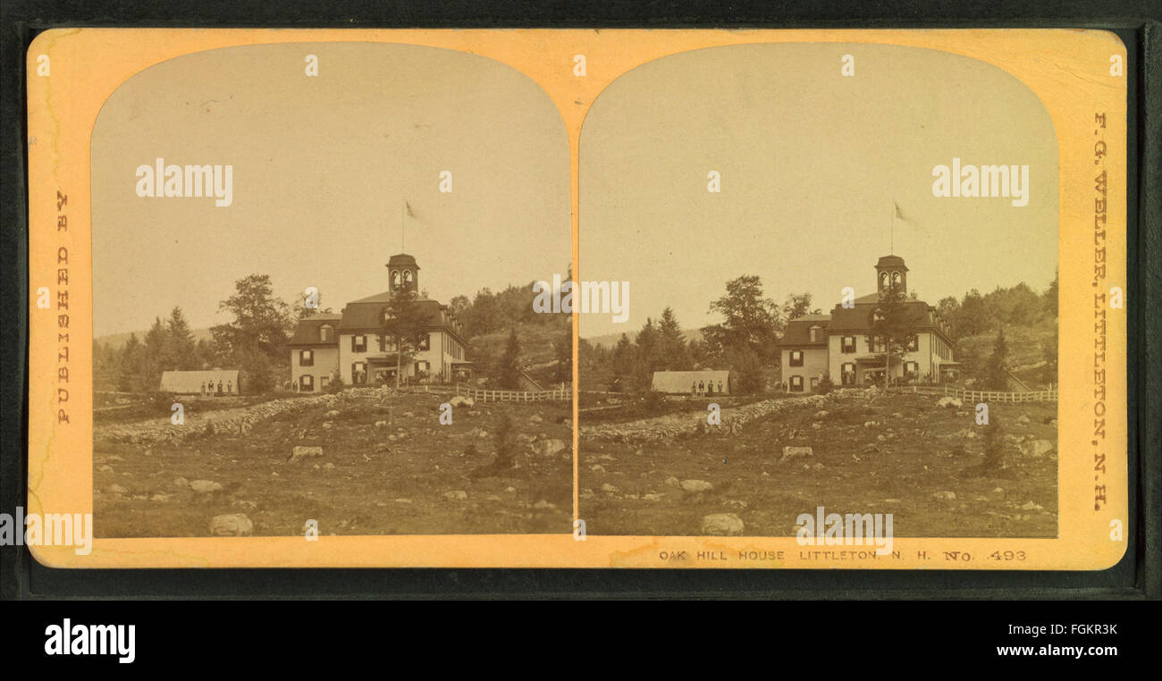 Ein stereoskopischer Vintage-Blick aus der Robert N. Dennis-Kollektion mit Oak Hill House in Littleton, New Hampshire. Das Bild zeigt eine historische Perspektive des Hauses und spiegelt den architektonischen Stil und die Landschaft der Zeit wider. Stockfoto