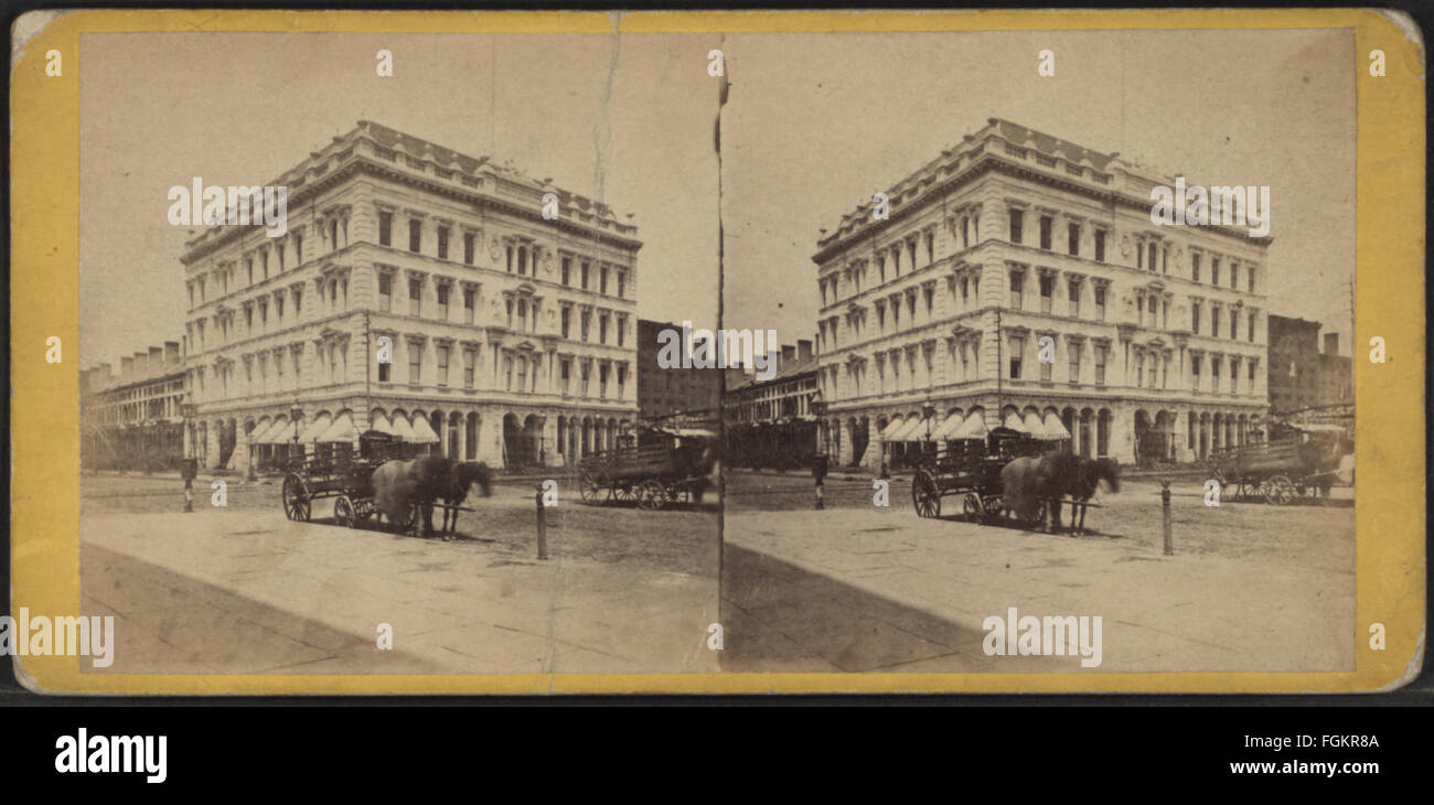 Eine stereoskopische Fotografie des Pike's Opera House an der Ecke 23rd und Eighth Avenue, die die historische Architektur dieses Wahrzeichens von New York zeigt. Stockfoto