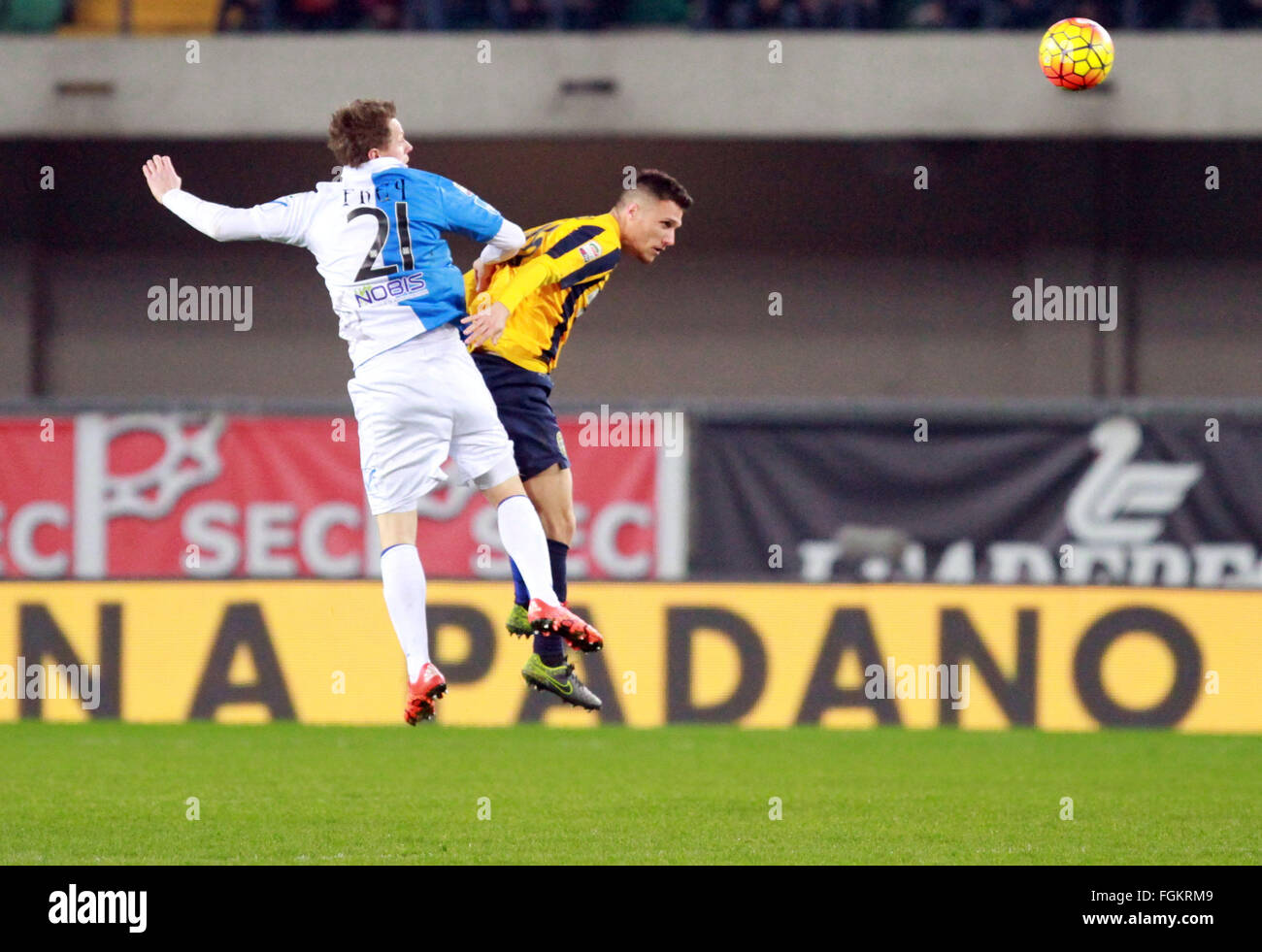 Verona, Italien. 20. Februar 2016. Chievo Verona Verteidiger Nicolas Frey (L) und Hellas Verona Verteidiger Michelangelo Albertazzi kämpft um den Ball in die italienische Serie A Fußballspiel zwischen Hellas Verona FC V AC Chievo Verona. Verona schlägt 3-1 Chievo in der italienischen Serie A Fußballspiel im Stadion Bentegodi in Verona, Tore für Hellas Verona von Toni und Pazzini und Ionita, für Chievo von Pellissier. © Andrea Spinelli/Pacific Press/Alamy Live-Nachrichten Stockfoto